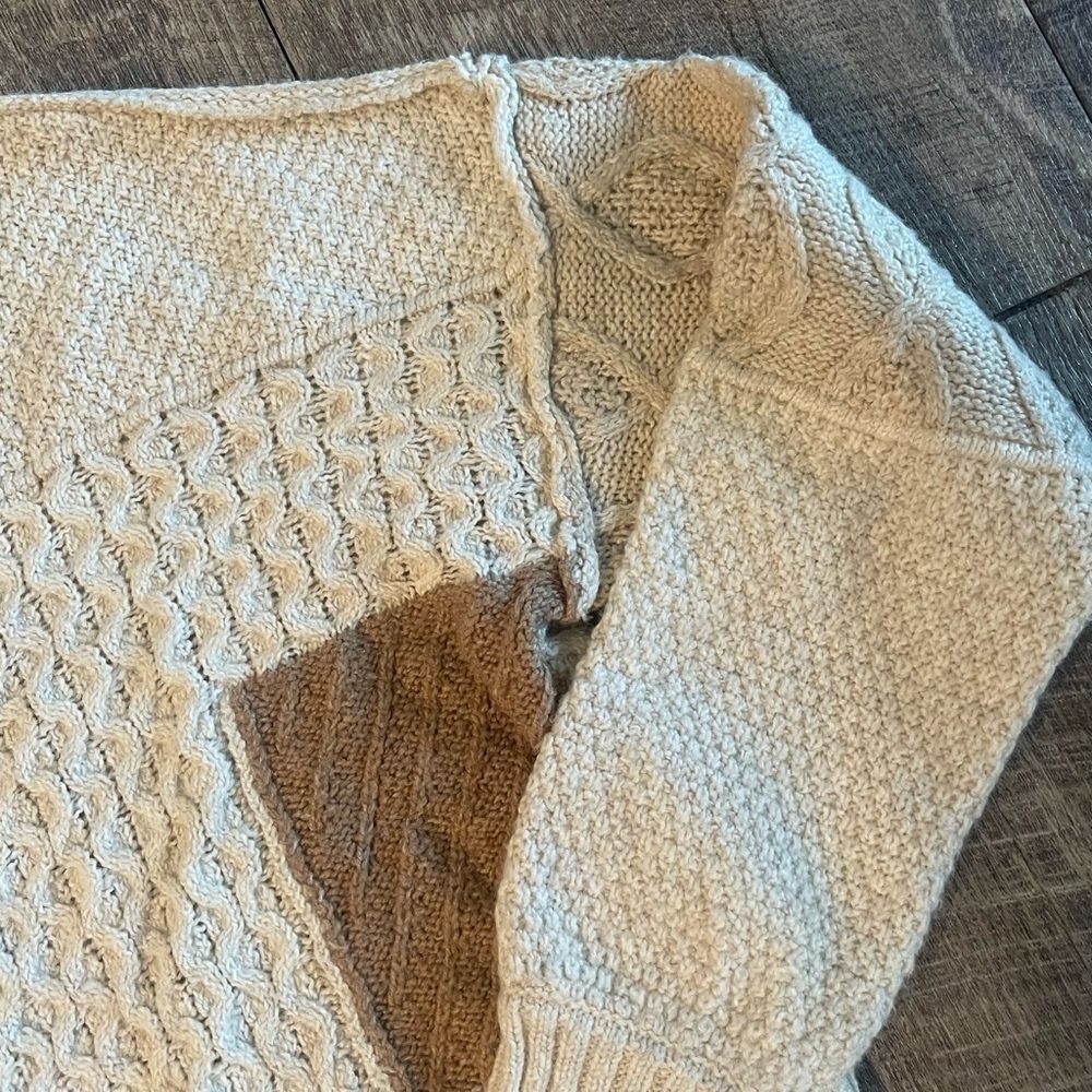 NWT Women’s American Eagle Sweater Size Medium - Picture 4 of 4